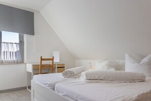 2 Schlafzimmer, Schreibtisch, Reisekinderbett