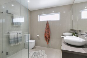Shower, free toiletries