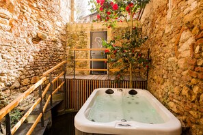 Outdoor spa tub - Charming apartment in the heart of bergerac (Bergerac)