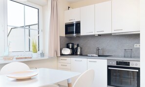 Réfrigérateur, four à micro-ondes, un four, surface de cuisson