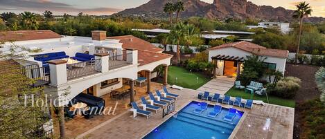 Utendørsbasseng og et oppvarmet basseng