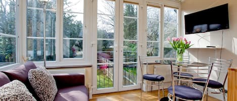 TV de tela plana, livros