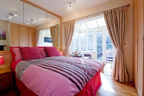 Cofres nos quartos, ferros/tábuas de passar roupa, Wi-Fi de cortesia