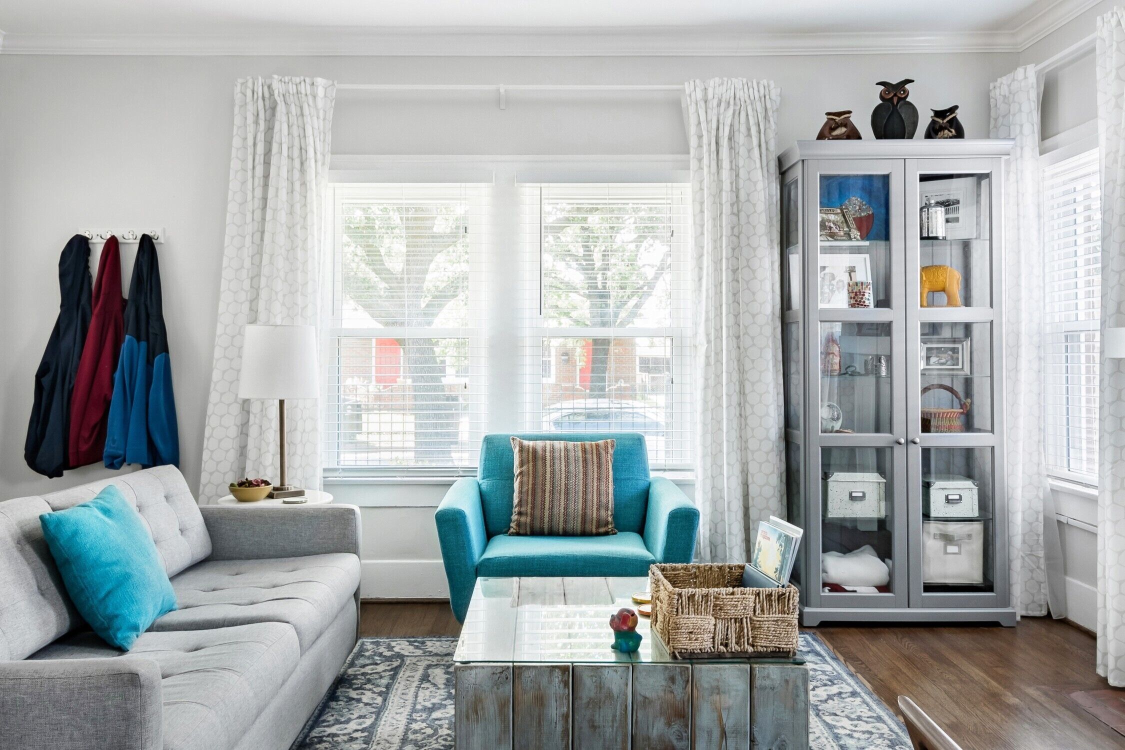 Een smart-tv, een open haard en boeken