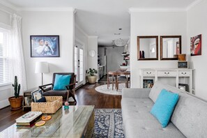 Smart TV, caminetto, libri