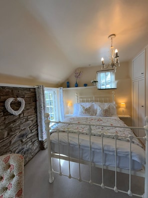 1 bedroom, iron/ironing board, free WiFi, bed sheets - Romantic Cottage, Perranporth, Sleeps 2, Dog friendly, Walking distance to Beach (Perranporth)