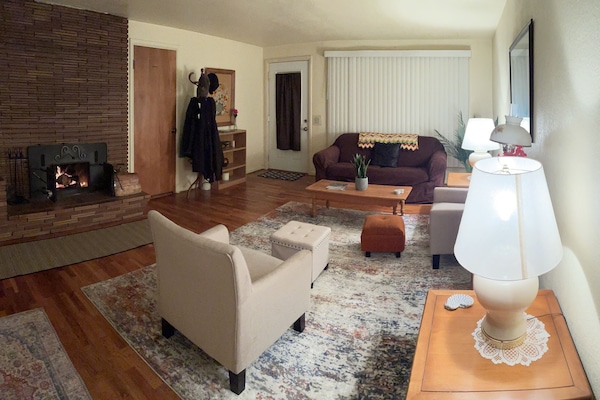 Smart-TV, Kamin, DVD-Player, Bücher