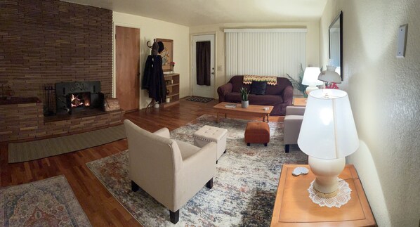 Smart-TV, peis, DVD-spiller og bøker