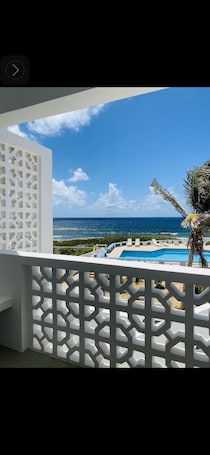 Property grounds. Villa Blue in Sandy Hill Bay