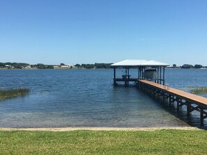 Chaises longues, serviettes de plage