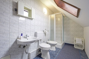 Badewanne, Haartrockner, Handtücher