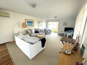 Living area - Set back from the road in a bush surrounding Narrabri is perfect for... (Robe)