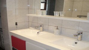 SĂšche-cheveux, serviettes fournies, shampoing, papier toilette
