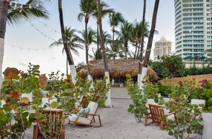 Property grounds - 2bd Bayfront Ste Bay View w/balcony, Pool, nearby dining, beach access (Miami Beach)