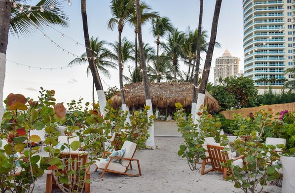 Property grounds - 2bd Bayfront Ste Bay View w/balcony, Pool, nearby dining, beach access (Miami Beach)