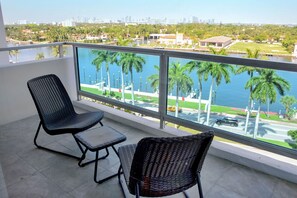 Property grounds - 2bd Bayfront Ste Bay View w/balcony, Pool, nearby dining, beach access (Miami Beach)