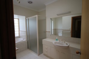 Shower, towels, toilet paper - Free WIFI. Great size for families! 100m to golf course. (Robe)