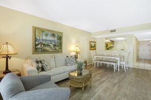 TV - Beachfront condo with glass-enclosed balcony (Gulf Shores)