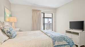 2 bedrooms, iron/ironing board, free WiFi, bed sheets - Beachfront condo with glass-enclosed balcony (Gulf Shores)