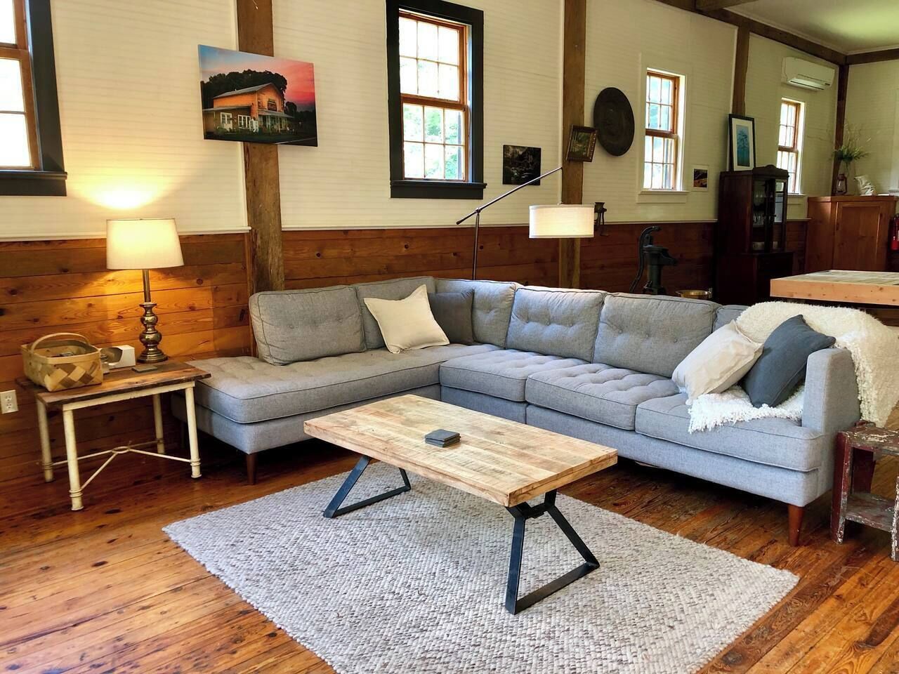 TV, peis, stereoanlegg og kontorer