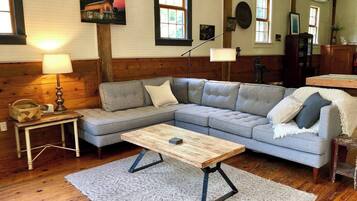 TV, peis, stereoanlegg og kontorer