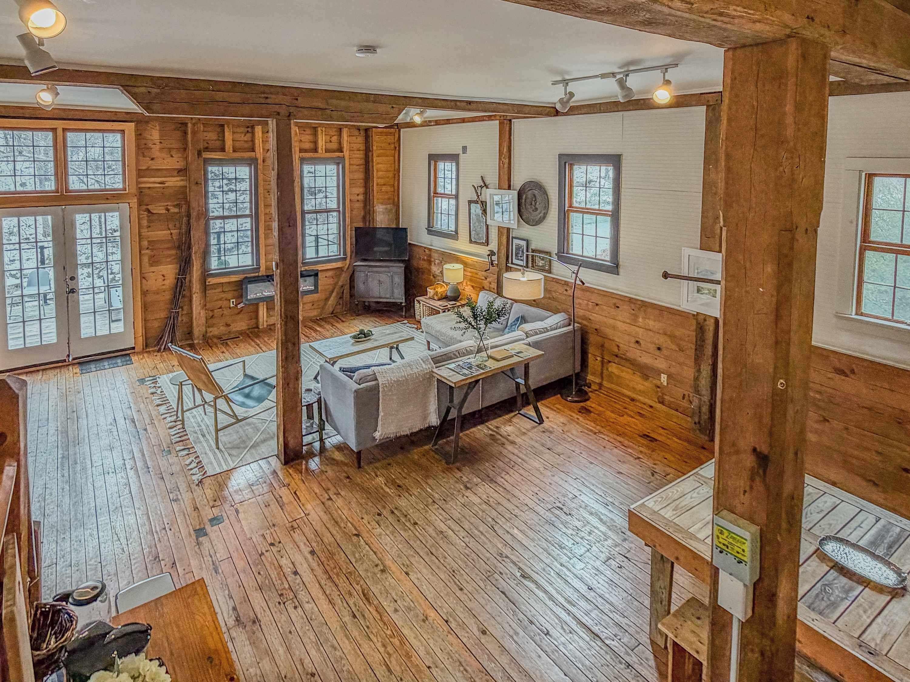 Téléviseur, foyer, table de baby-foot, chaîne audio