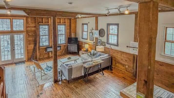 Téléviseur, foyer, table de baby-foot, chaîne audio