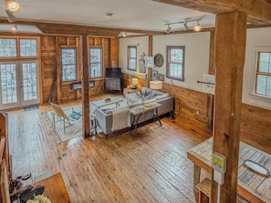 Una televisión, una chimenea, un futbolín, un reproductor estéreo