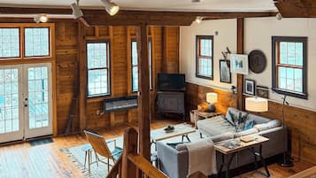 Tv, pejs, bordfodbold, stereoanlæg