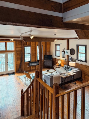 Una televisión, una chimenea, un futbolín, un reproductor estéreo