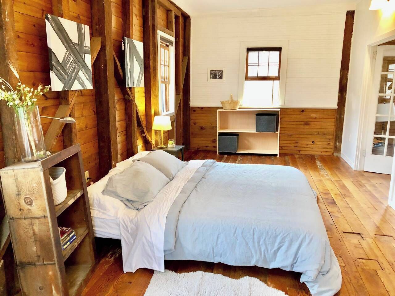 2 bedrooms, desk, iron/ironing board, WiFi