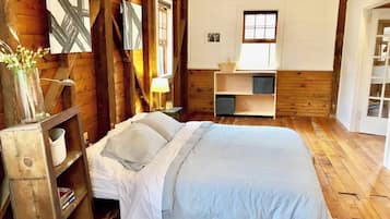 2 bedrooms, desk, iron/ironing board, WiFi