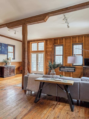 Una televisión, una chimenea, un futbolín, un reproductor estéreo