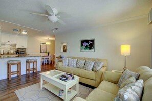 Smart TV, books - Need a perfect end of summer getaway? Don’t wait too long! Check us out! (Saint Simons Island)