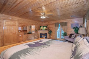 3 bedrooms, iron/ironing board, free WiFi, bed sheets - River View: View of River, Hot Tub, Wifi, Games, near Pigeon Forge & Gatlinburg (Sevierville)