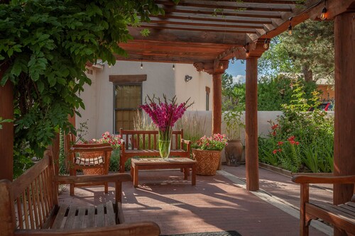 The casita is a little getaway 2 blocks from Taos Plaza with free WiFi!