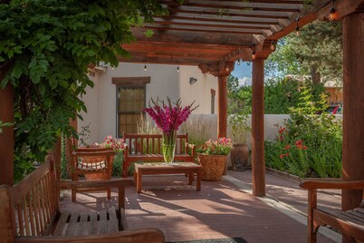 The casita is a little getaway 2 blocks from Taos Plaza with free WiFi!