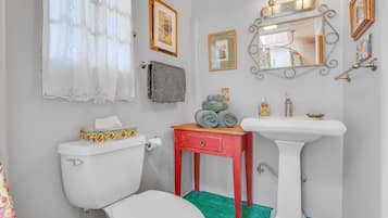 Een haardroger, handdoeken, toiletpapier