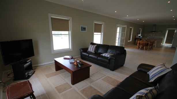 TV - Rosie's Cottage is perfect for the smaller family getaway (Robe)