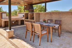 Outdoor dining - Charming house Alou with a stunning pool, peaceful location and beautiful garden (Felanitx)