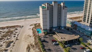 Un hôtel situé en bord de mer, doté d’une piscine, d’un parking et offrant une vue sur l’océan.