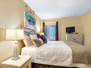 1 bedroom, iron/ironing board, free WiFi, bed sheets - Beachfront-Walking distance to restaurants. Monthly rates for Dec thru Feb! (Gulf Shores)