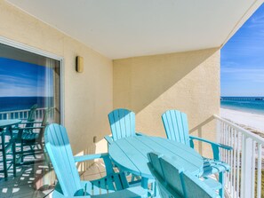 Outdoor dining - Beachfront-Walking distance to restaurants. Monthly rates for Dec thru Feb! (Gulf Shores)