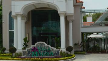 Vista frontal de la propiedad