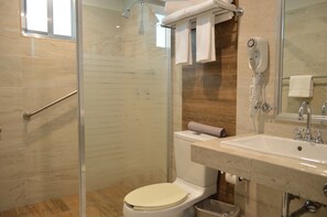 Shower, rainfall showerhead, free toiletries, hair dryer - Hotel Villa Magna Poza Rica (Poza Rica)