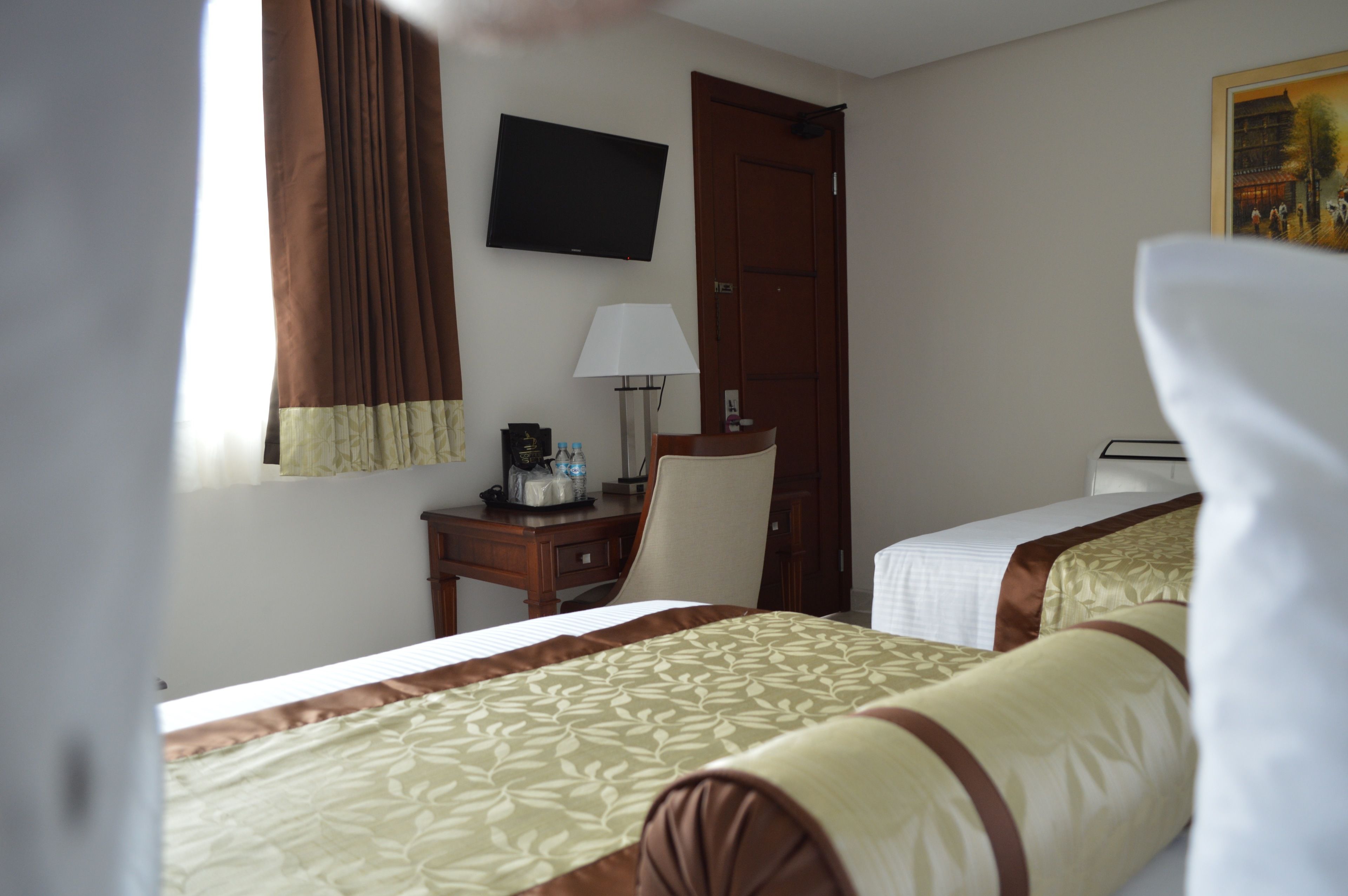 executive double room, 1 bedroom | premium bedding, down duvets, pillow-top beds, in-room safe