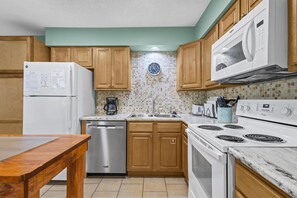 Fridge, microwave, oven, stovetop - Popular family friendly condo for 6 (Gulf Shores)