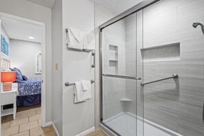 Combined shower/bathtub, towels - Popular family friendly condo for 6 (Gulf Shores)