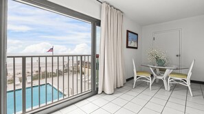 Dining - Beachfront studio with glass-enlcosed balcony (Gulf Shores)