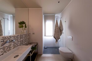 Ducha, secador de pelo, bidet, toallas